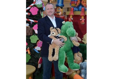 "FAMILISTUL". Graham Kilbane (foto) este un adept al campaniilor caritabile şi un promotor al evenimentelor pentru familie, pe care se axează ERA Shopping Park. "Ţara Jucăriilor" şi "Revelionul copiilor", organizate pentru cei mici, au fost un real succes, atrăgând picii ca un magnet...